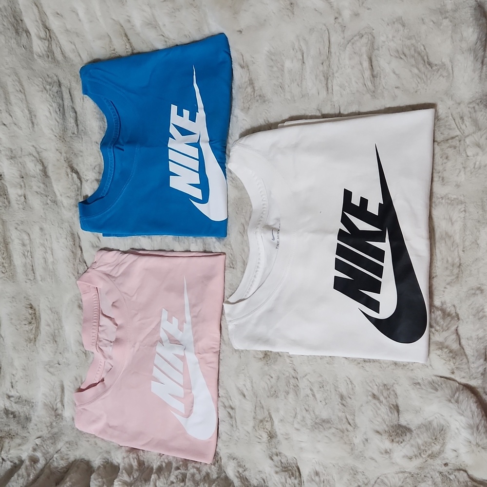 Nike Women's Sportswear Essential Cropped T-shirt